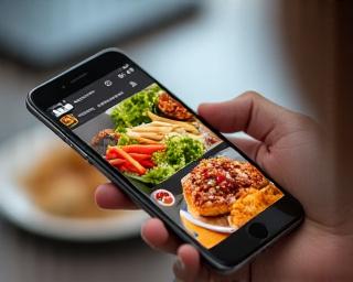 푸드 콘텐츠가 보이는 스마트폰 화면